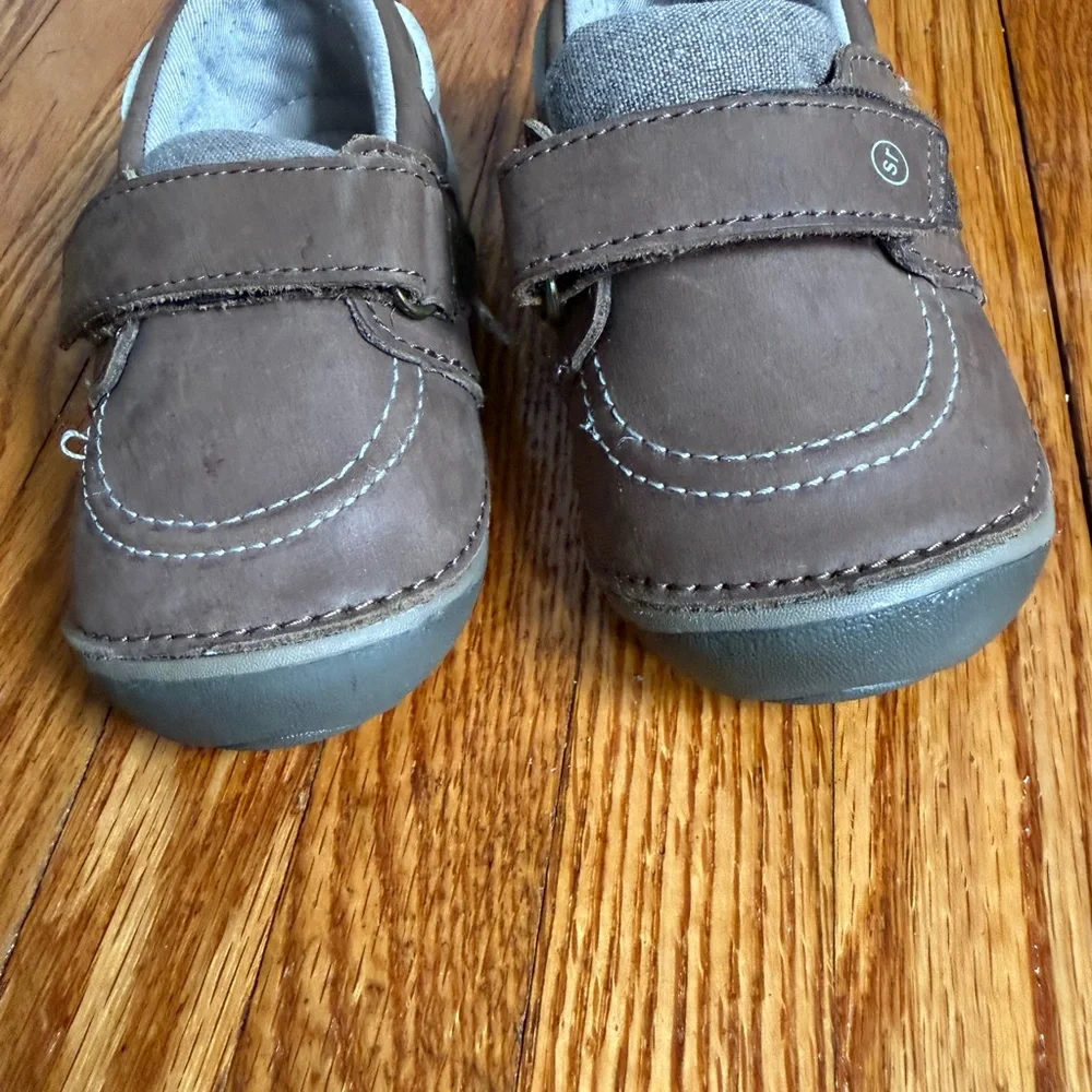Stride Rite (Wally) Brown Kids Shoes with Velcro Strap size 6